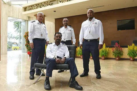 BERTINDAK SEGERA SELAMATKAN RAKAN SEKERJA: (Dari kiri) Encik As'ari, Encik Lawrence J. Nathan dan Encik Christopher Ramasamy dengan segera menyelamatkan rakan kerja mereka, Encik Anthonisamy David (duduk) apabila beliau mengalami serangan penyakit sakit jantung Disember lalu. - Foto BH oleh KHALID BABA