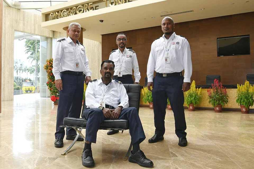 BERTINDAK SEGERA SELAMATKAN RAKAN SEKERJA: (Dari kiri) Encik As'ari, Encik Lawrence J. Nathan dan Encik Christopher Ramasamy dengan segera menyelamatkan rakan kerja mereka, Encik Anthonisamy David (duduk) apabila beliau mengalami serangan penyakit sakit jantung Disember lalu. - Foto BH oleh KHALID BABA