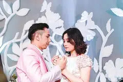 MENENANGKAN ISTERI: Sufi Rashid berusaha menyejukkan hati isterinya, Nurulain, yang diselubungi tekanan hingga menitiskan air mata dan menggeletar apabila ibu Sufi tampil ke pelamin bagi bersalaman dengan anaknya. - Foto BH oleh KHIDHIR ASYRAF MAHBOB