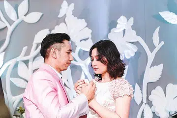 MENENANGKAN ISTERI: Sufi Rashid berusaha menyejukkan hati isterinya, Nurulain, yang diselubungi tekanan hingga menitiskan air mata dan menggeletar apabila ibu Sufi tampil ke pelamin bagi bersalaman dengan anaknya. - Foto BH oleh KHIDHIR ASYRAF MAHBOB