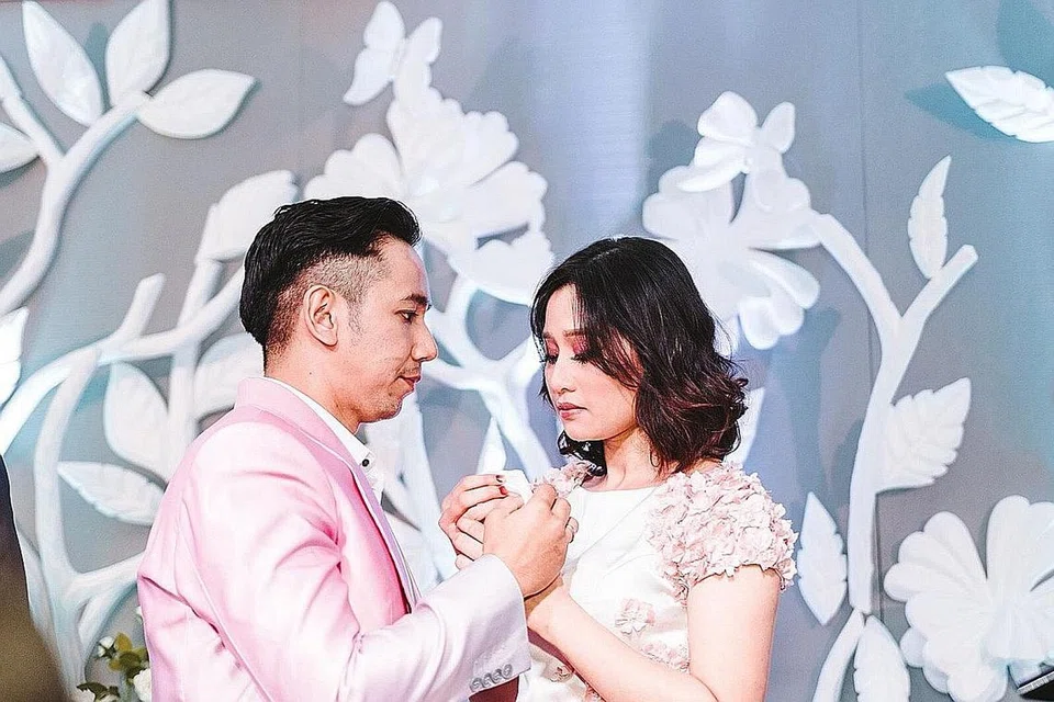 MENENANGKAN ISTERI: Sufi Rashid berusaha menyejukkan hati isterinya, Nurulain, yang diselubungi tekanan hingga menitiskan air mata dan menggeletar apabila ibu Sufi tampil ke pelamin bagi bersalaman dengan anaknya. - Foto BH oleh KHIDHIR ASYRAF MAHBOB