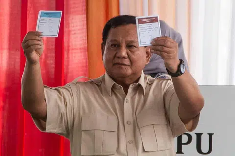 Presiden Indonesia, Encik Prabowo Subianto, menunjukkan kertas undi ketika datang mengundi pada pilihan raya wilayah di Bogor, Jawa Barat, pada 27 November.