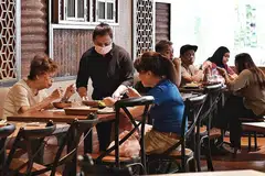 MAKAN DI LUAR ATAU RUMAH?: Walaupun lebih ramai orang kini makan di luar selepas kelonggaran sekatan Covid-19, namun penghantaran makanan sudah menjadi sebahagian daripada gaya hidup dan mempunyai permintaan yang positif. - Foto BH oleh KHALID BABA