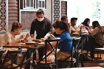 MAKAN DI LUAR ATAU RUMAH?: Walaupun lebih ramai orang kini makan di luar selepas kelonggaran sekatan Covid-19, namun penghantaran makanan sudah menjadi sebahagian daripada gaya hidup dan mempunyai permintaan yang positif. - Foto BH oleh KHALID BABA