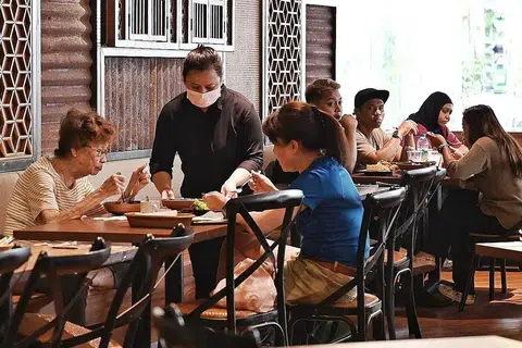 MAKAN DI LUAR ATAU RUMAH?: Walaupun lebih ramai orang kini makan di luar selepas kelonggaran sekatan Covid-19, namun penghantaran makanan sudah menjadi sebahagian daripada gaya hidup dan mempunyai permintaan yang positif. - Foto BH oleh KHALID BABA