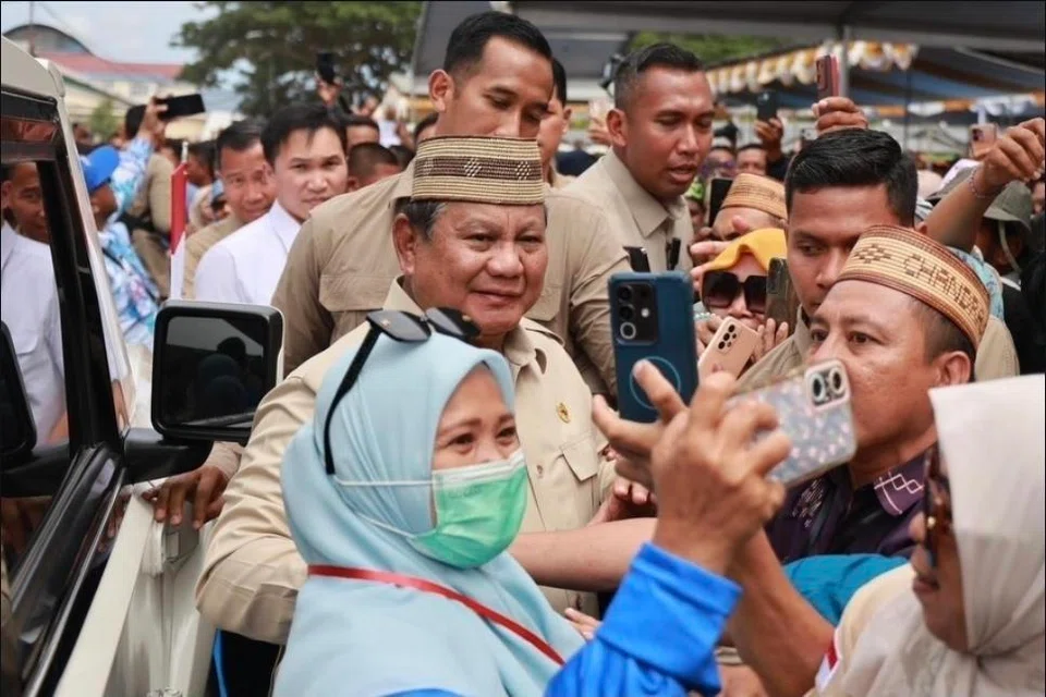 Presiden Prabowo Subianto disambut orang ramai ketika menghadiri kemuncak Pekan Nasional Petani dan Nelayan XVII di Gorontalo, di bahagian utara pulau Sulawesi.