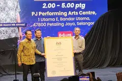 Dari kiri: Ahli Parlimen (AP) Setiawangsa, Nik Nazmi Nik Ahmad bersama AP Pandan, Datuk Seri Rafizi Ramli, menerima simbolik penyerahan dan pengambilalihan Parti Bersama Malaysia daripada pengasasnya, Encik Tan Gin Theam.