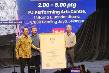 Dari kiri: Ahli Parlimen (AP) Setiawangsa, Nik Nazmi Nik Ahmad bersama AP Pandan, Datuk Seri Rafizi Ramli, menerima simbolik penyerahan dan pengambilalihan Parti Bersama Malaysia daripada pengasasnya, Encik Tan Gin Theam.
