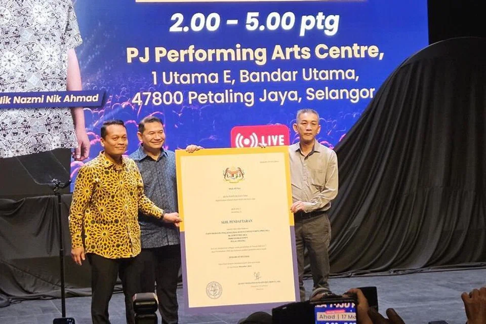 Dari kiri: Ahli Parlimen (AP) Setiawangsa, Nik Nazmi Nik Ahmad bersama AP Pandan, Datuk Seri Rafizi Ramli, menerima simbolik penyerahan dan pengambilalihan Parti Bersama Malaysia daripada pengasasnya, Encik Tan Gin Theam.