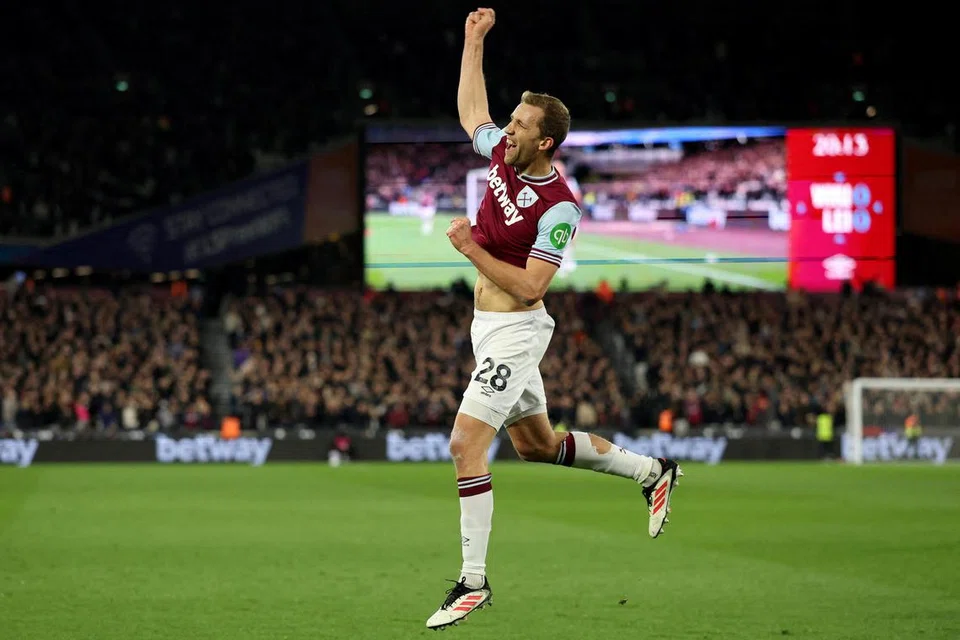 Pemain West Ham, Tomas Soucek  meraikan jaringan ketika aksi Liga Perdana England menentang Leicester City di Stadium London, London.