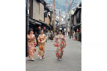 IKUT ADAT JEPUN: Antara kegiatan kegemaran pelancong ialah menyewa dan mengenakan pakaian tradisional Jepun, kimono, semasa bersiar-siar di tapak-tapak pelancongan di negara Matahari Terbit itu. - Foto BH oleh NAZRY MOKHTAR