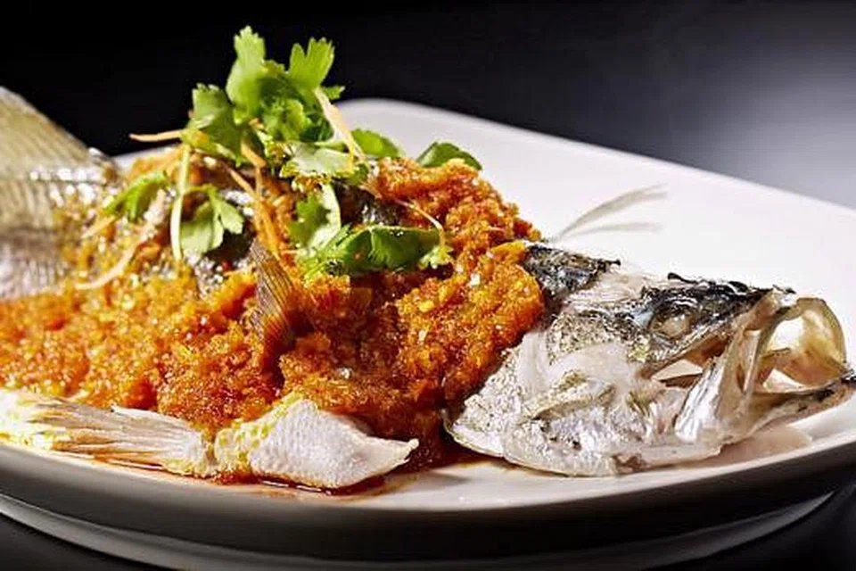 ANTARA SAJIAN HEBAT: Braised Superior Shark Fins Soup dan Thai Style Steamed Seabass (atas) .