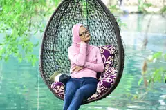 SANTAI DI BUAIAN: Penulis, Cik Suhana Suhaimi, menikmati angin sepoi-sepoi bahasa sambil duduk di buaian atas Telaga Biru Cicerem. 