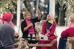 KONGSI PENGALAMAN: Cik Siti Dzaleha Zainal (dua dari kiri) menceritakan pengalamannya menempuh tempoh sukar sebagai pesakit barah buah dada dalam acara Pink Day anjuran Kaifiyyah di Bay Laurel di The Oval, disaksikan hos acara, Deanna Manto (kiri), Cik Izzah Lina (tiga dari kiri) dan Cik Kat Aziz, pengasas Kaifiyyah.