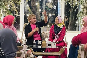 KONGSI PENGALAMAN: Cik Siti Dzaleha Zainal (dua dari kiri) menceritakan pengalamannya menempuh tempoh sukar sebagai pesakit barah buah dada dalam acara Pink Day anjuran Kaifiyyah di Bay Laurel di The Oval, disaksikan hos acara, Deanna Manto (kiri), Cik Izzah Lina (tiga dari kiri) dan Cik Kat Aziz, pengasas Kaifiyyah.