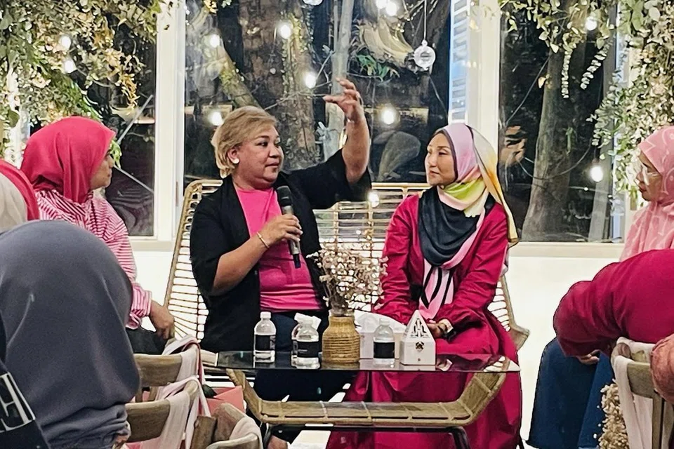KONGSI PENGALAMAN: Cik Siti Dzaleha Zainal (dua dari kiri) menceritakan pengalamannya menempuh tempoh sukar sebagai pesakit barah buah dada dalam acara Pink Day anjuran Kaifiyyah di Bay Laurel di The Oval, disaksikan hos acara, Deanna Manto (kiri), Cik Izzah Lina (tiga dari kiri) dan Cik Kat Aziz, pengasas Kaifiyyah.