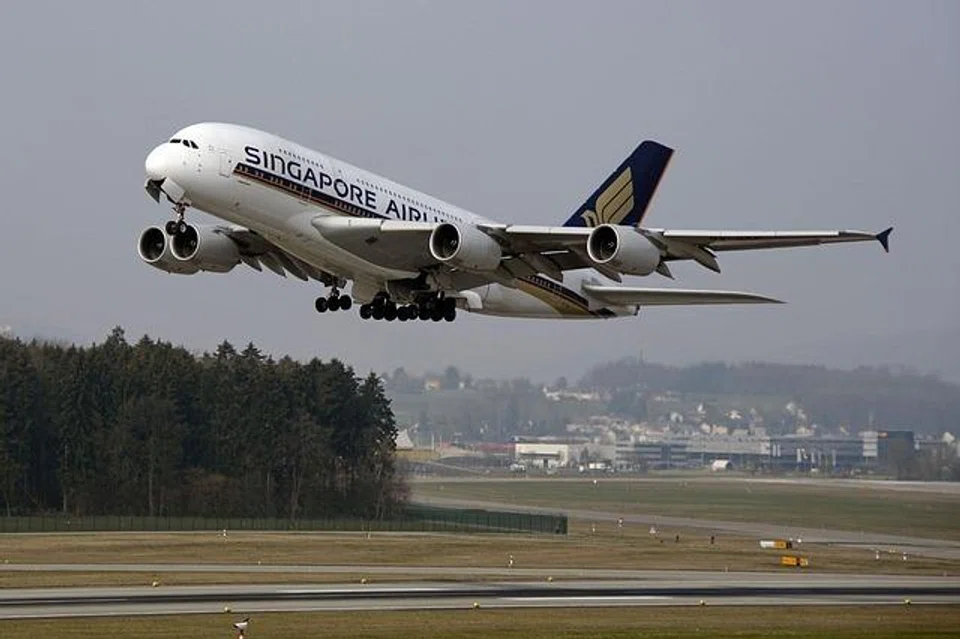 Penguasa Penerbangan Awam Singapura (CAAS) akan melaksanakan Cukai Bahan Api Penerbangan Mampan (SAF) mulai 1 Oktober 2026, melibatkan semua penumpang, penghantaran kargo, serta penerbangan am dan perniagaan yang berlepas dari Singapura.