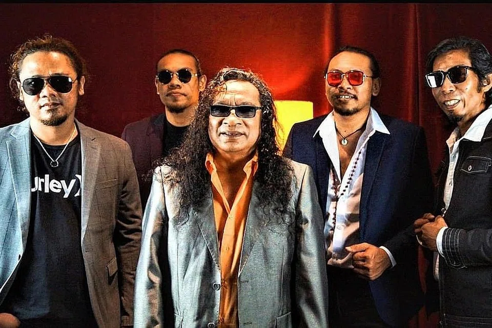 MOLIANO AND FRIENDS: Moliano (depan, tengah) giat menerbitkan lagu-lagu baru dan 'cover' untuk penyanyi tempatan, termasuk Asiyah Sinan. - Foto UMASHA AL-RAYYAN