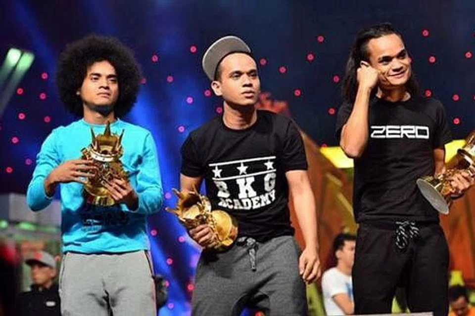 PILU MENGENANG NASIB: Beberapa hari sebelum Ramadan, rumah kumpulan pelawak Zero' (dari kiri) Atu, Syaiful dan Shahrif yang ketiga-tiganya berasal dari Sabah, dijilat api dipercayai akibat litar pintas. 