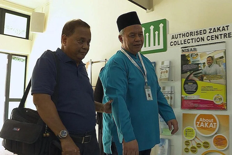ADA TEMAN: Encik Suhaimi (kiri) bersama seorang pendamping atau Befriender daripada Masjid Mujahidin, Encik Rosely Sheron. - Foto MEDIACORP PTE LTD