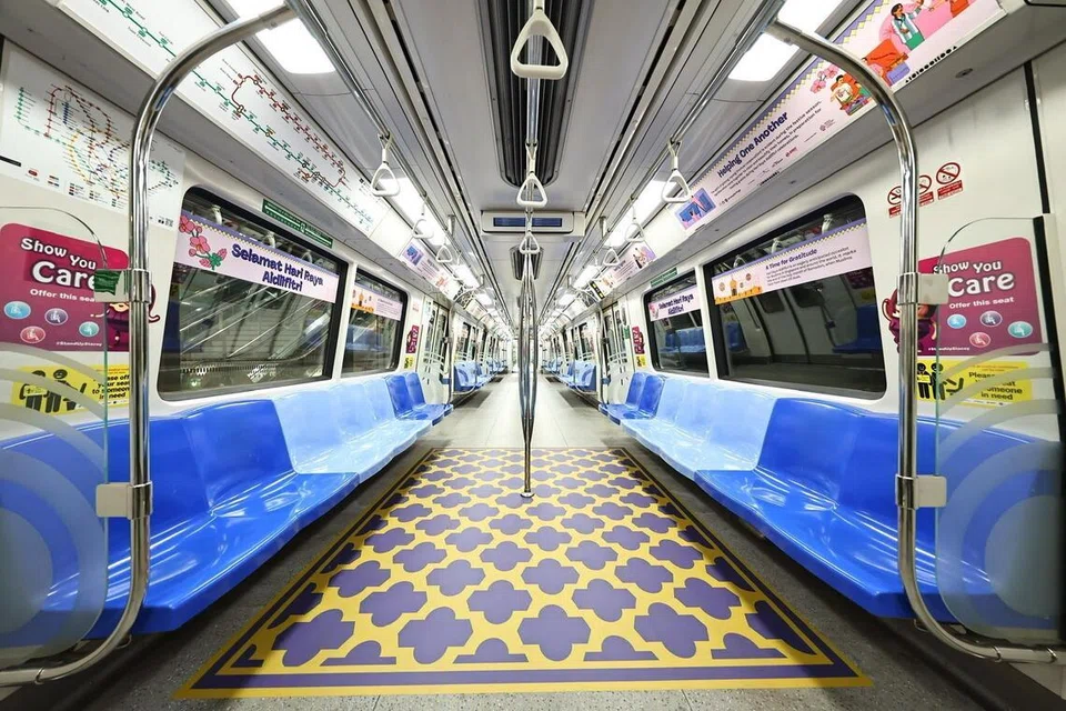 SUASANA LEBARAN: Dari 16 Mac hingga 3 Mei, penumpang ‘disambut’ dengan hiasan Lebaran dalam kereta api terpilih di kesemua enam rangkaian rel serta beberapa perkhidmatan bas.