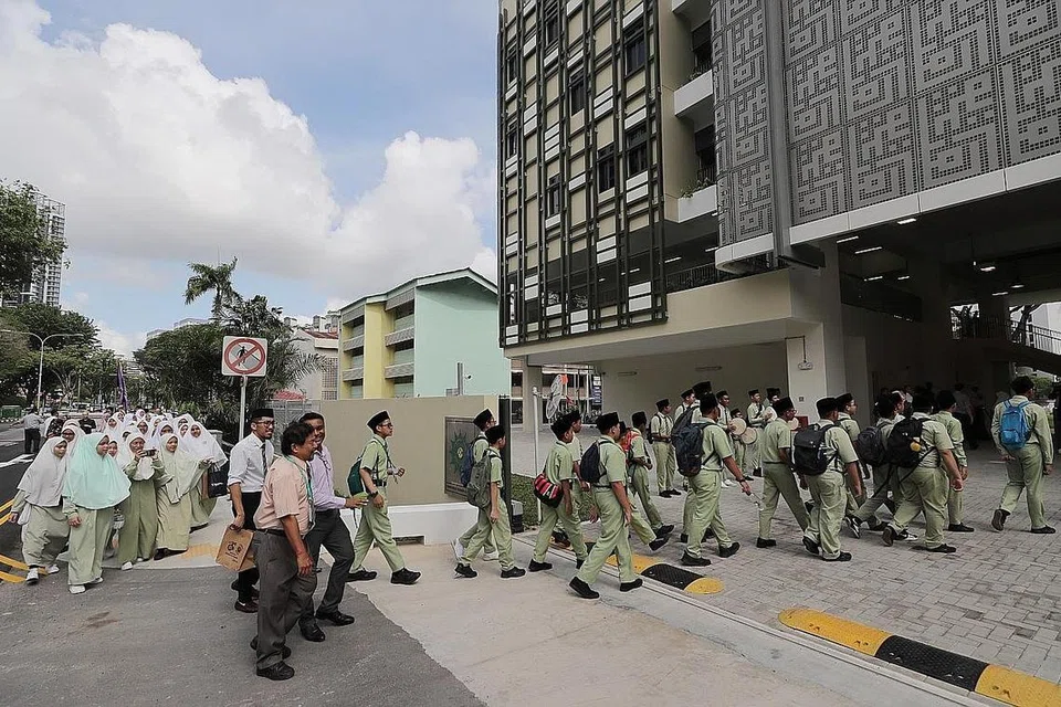 PERTINGKAT UPAYA ASATIZAH: Saranan COFA antara lain termasuk mempertingkat program pendidikan dan bimbingan kerjaya bagi pelajar-pelajar madrasah sepenuh masa. - Foto BH oleh GAVIN FOO