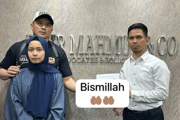 Aaron Aziz (kiri) dan isterinya Diyana Halik bersama peguam mereka, sewaktu mendapatkan nasihat mengenai video yang dimuat naik pempengaruh, Sharina Richie. 