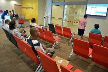 Pesakit menanti giliran mereka bertemu doktor di jabatan pembedahan ortopedik di Hospital Besar Ng Teng Fong General Hospital di Jurong East pada Jun 2015. 