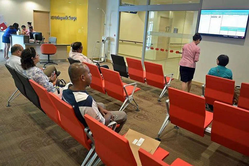 Pesakit menanti giliran mereka bertemu doktor di jabatan pembedahan ortopedik di Hospital Besar Ng Teng Fong General Hospital di Jurong East pada Jun 2015. 