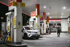 SUSUT: Harga minyak petrol di semua pam minyak susut.- Foto fail