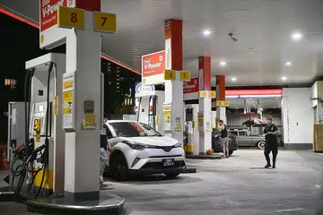 SUSUT: Harga minyak petrol di semua pam minyak susut.- Foto fail