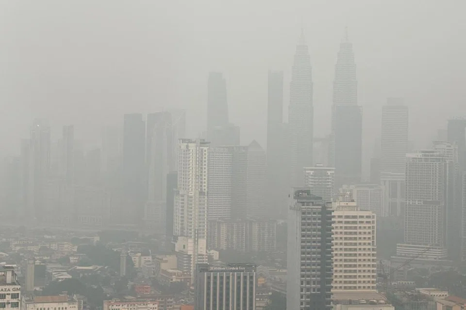Kemarahan orang ramai terhadap keadaan jerebu di Malaysia yang berpunca daripada pembakaran hutan di Indonesia, turut menguatkan lagi gesaan boikot produk Indonesia. Foto ini dirakamkan pada petang 15 Oktober, menunjukkan keadaan jerebu di Kuala Lumpur memburuk.