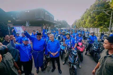 Pengerusi Barisan Nasional (BN), Datuk Seri Dr Ahmad Zahid Hamidi (berdiri, kanan) bersama konvoi motosikal BN mengiringi calon BN bagi kerusi Dewan Undangan Negeri Tanjung Bidara merangkap Ketua Menteri Melaka, Datuk Seri Ab Rauf Yusoh (berdiri, dua dari kanan) ke Pusat Penamaan Calon sempena Hari Penamaan Calon untuk Pilihan Raya Negeri (PRN) Melaka ke-16, pada 31 Oktober.