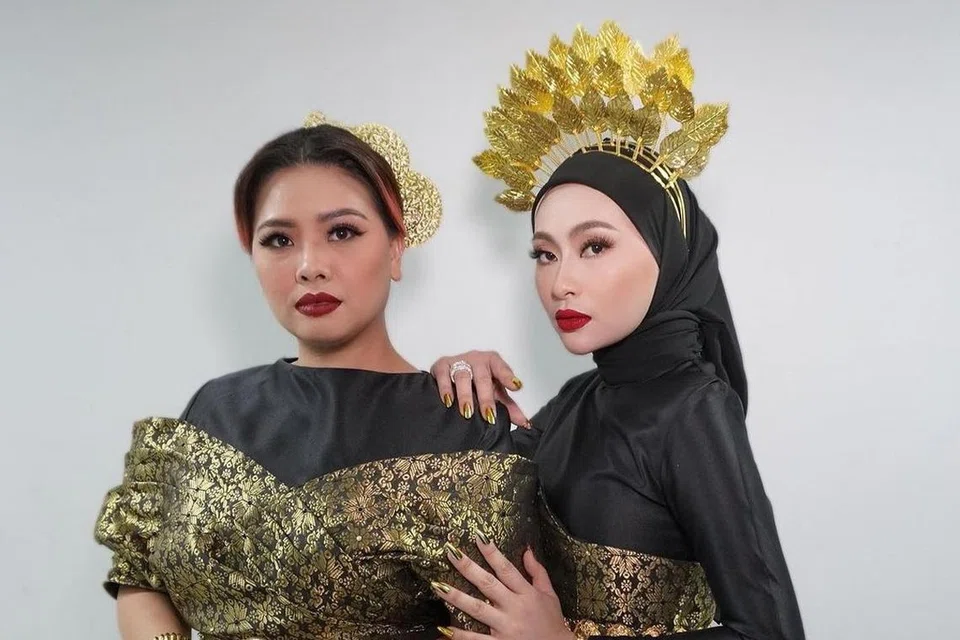 Penyanyi Siti Adira Suhaimi (kanan) tidak serik untuk menyertai pertandingan realiti malah bersyukur memasuki pertandingan, ‘Famili Duo’, bersama kakaknya, Emma Suhaimi, untuk menimba banyak pengalaman. 