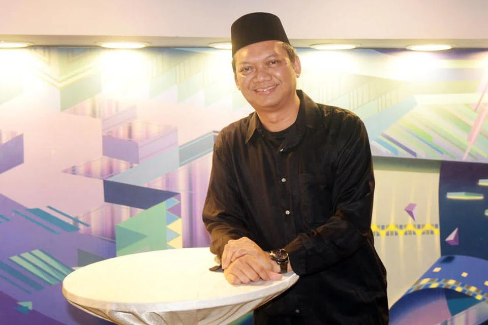 Pencipta dan penyanyi lagu Raya terkenal, ‘Sepasang Kurung Biru’, Khairil Johari Johar, memberi gambaran enggan mencipta atau menyanyikan lagu Raya lain kerana cukuplah satu lagu Raya yang benar-benar memukau perhatian ramai. 