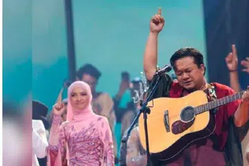 Penyanyi Amir Jahari (pegang gitar) telah dinobat juara ‘Anugerah Juara Lagu 38’ pada 3 Mac dan gambar menunjukkan beliau mempersembahkan lagu, Hasrat. 