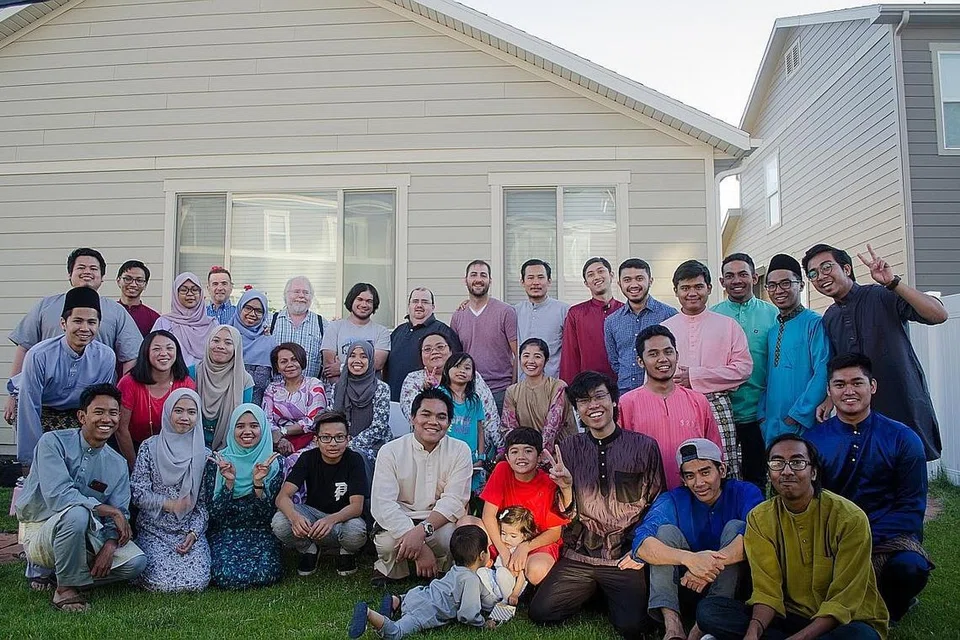 RINDU SUASANA MERIAH: Cik Suryani Omar (barisan kedua dari depan, kelima dari kiri) menyambut Aidilfitri bersama pelajar dari Malaysia pada 2018. - Foto ihsan SURYANI OMAR