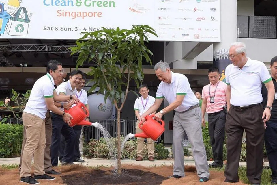 LANCAR KEMPEN BERSIH DAN HIJAU: (Dari kiri) Menteri Negara Kanan (Pertahanan merangkap Ehwal Luar) Dr Mohamad Maliki Osman, Menteri Sekitaran dan Sumber Air Masagos Zulkifli Masagos Mohamad, Menteri Pembangunan Negara Lawrence Wong, Perdana Menteri Lee Hsien Loong dan Menteri Kanan Emeritus Goh Chok Tong di acara pelancaran kempen Bersih dan Hijau Singapura di Wisma Geylang Serai. 