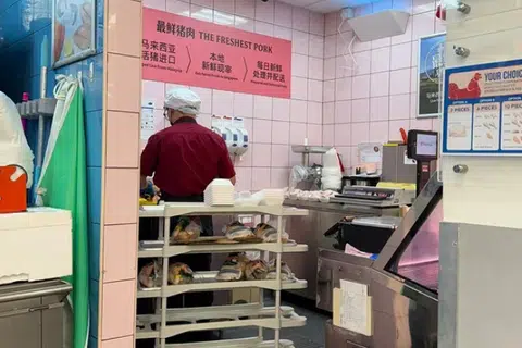 NTUC FairPrice, isu ayam halal, bahagian babi, Muis, perjelas