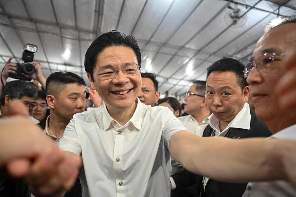 Encik Lawrence Wong mengambil masa lebih lima minit untuk keluar dari keretanya ke pentas, sambil beliau  melayan orang ramai yang tidak sabar-sabar mahu bergambar dan berjabat tangan dengannya.