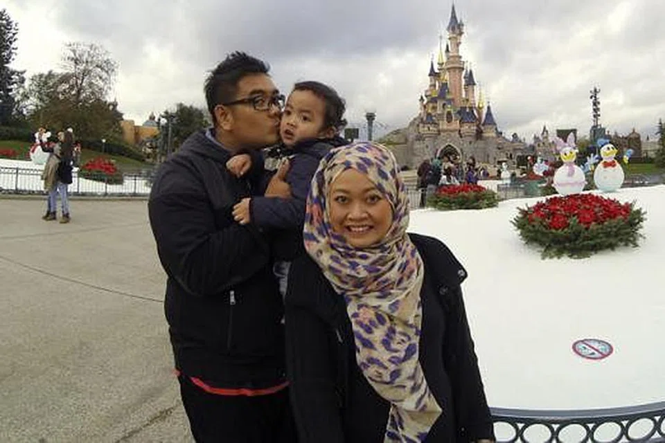 HARAPAN SEORANG BAPA: Penulis (kiri) merasakan kelahiran puteranya, Aydan Ziqry, tiga tahun lalu sebagai satu rahmat tidak ternilai. Bersama mereka ialah isteri penulis, Julianawarti Jumali. Foto diambil semasa mereka Bercuti di Disneyland Paris. - Foto NAZRI HADI SAPARIN