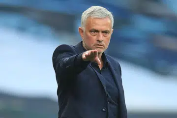 SALING MEMERLUKAN: Mourinho (atas) perlu suntikan Bale kerana persembahan Spurs di London semasa bertemu Everton dalam perlawanan pertama terlalu mengecewakan. - Foto-foto AFP, EPA-EFE