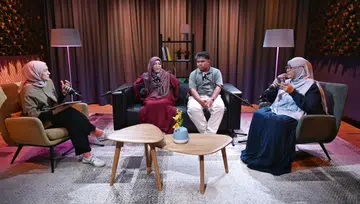 Hos NoTapis Natasha Mustafa (kiri) bersama Ustazah Zulaikha Ishak (kanan), dan pelajar Diploma Pengajian Islam Cordova, Encik Amirul Aqmal Mohamed Faizul dan Cik Sutinah Sujaair, tentang cabaran ‘fast food knowledge’ di zaman TikTok dan kecerdasan buatan (AI), serta mengapa bimbingan, pemikiran kritis dan pembelajaran berperingkat kekal penting dalam mendalami ilmu agama.