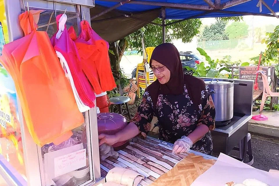 TERPAKSA NAIKKAN HARGA JUALAN: Cik Jamaliah terpaksa menaikkan harga nasi ayam disebabkan kenaikan harga ayam segar. - Foto-Foto BM oleh KHIRUL BAHRI BASARUDDIN