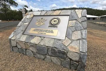 SEBAGAI PERINGATAN: Plak dipasang di Camp Gowl bagi memperingati ulang tahun ke-30 latihan Angkatan Bersenjata Singapura di Kawasan Latihan Shoalwater Bay, Queensland, Australia. - Foto MINDEF
