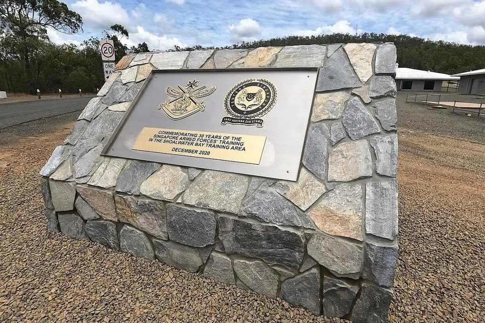 SEBAGAI PERINGATAN: Plak dipasang di Camp Gowl bagi memperingati ulang tahun ke-30 latihan Angkatan Bersenjata Singapura di Kawasan Latihan Shoalwater Bay, Queensland, Australia. - Foto MINDEF