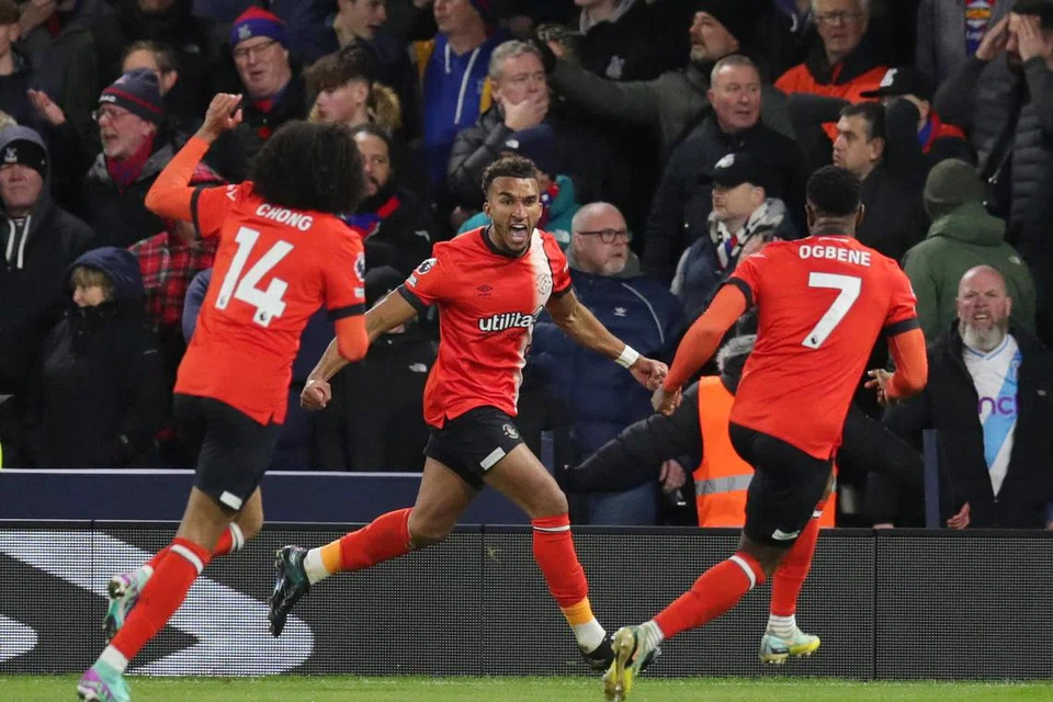 RAIKAN GOL BERSEJARAH: Jacob Brown (tengah) meraikan gol kedua yang dijaringkan bersama Chiedozie Ogbene (kanan) dan Tahith Chong. Gol itu membolehkan Luton mengutip kemenangan pertama di tempat sendiri. 