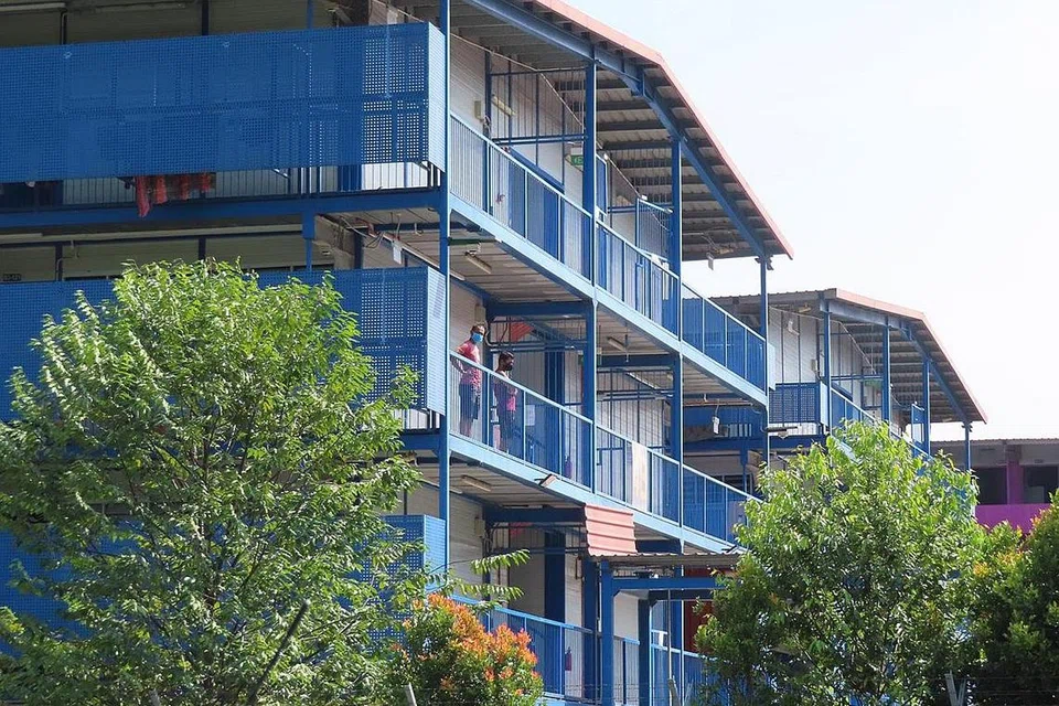 TIDAK JAUH: Pemandangan asrama S11 Dormitory @ Punggol dari koridor rumah Encik Muhd Nurhafiz Juma'at, di Sumang Walk yang jauhnya sekitar 2 kilometer. - Foto MUHD NURHAFIZ JUMA'AT