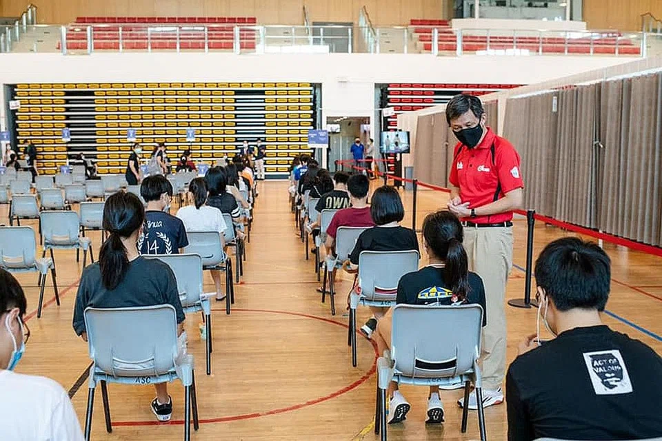 PROGRAM VAKSINASI DISAMBUT BAIK: Menurut Encik Chan (berbaju merah), sekitar 90 peratus pelajar yang bakal menamatkan pengajian di peringkat menengah dan pra-universiti sudah berdaftar untuk mendapatkan vaksin Covid-19. - Foto FACEBOOK CHAN CHUN SING