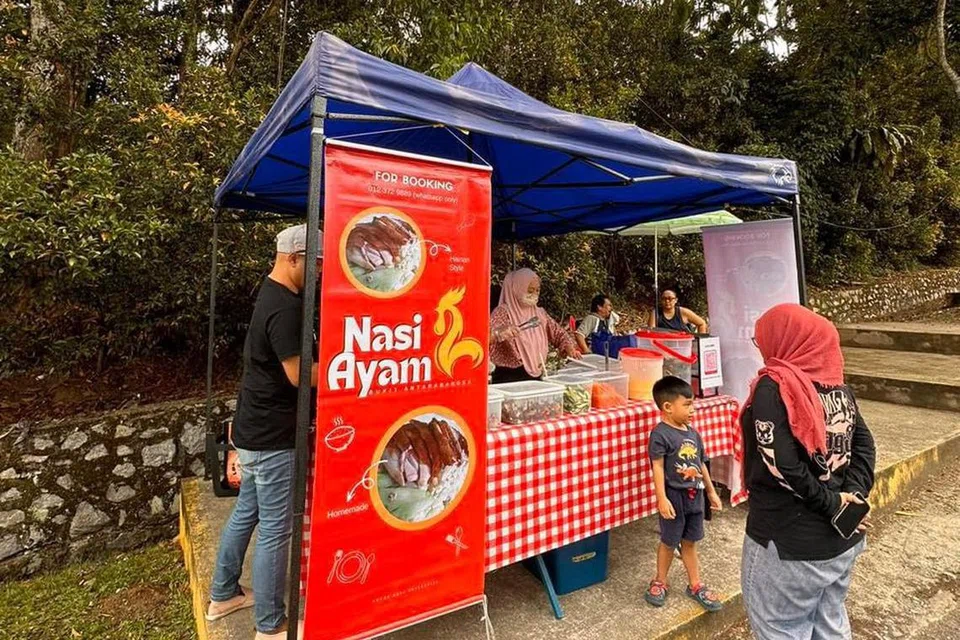 Faye Kusairi akan membuat segala persiapan untuk perniagaan di rumahnya sebelum datang ke gerainya yang dibuka dari Isnin hingga Sabtu. 